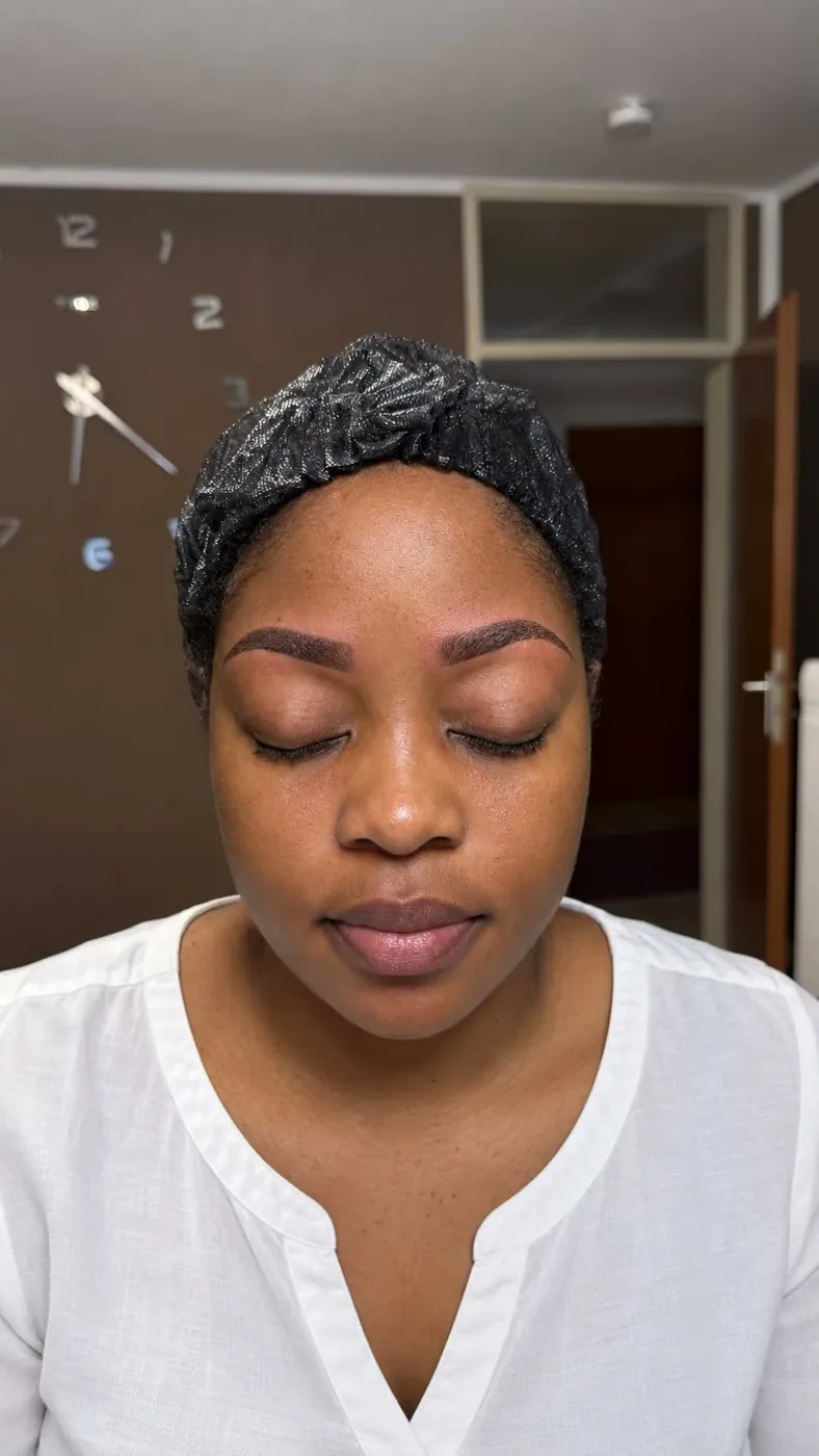 Dieselbe Augenpartie mit weich schattierten Powder Brows