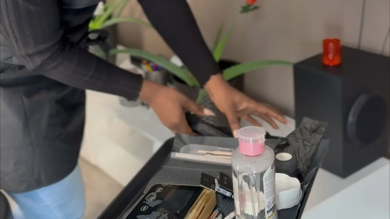 Wohnzimmer mit aufgebauter mobiler Behandlungsliege, Tageslichtlampe und steril verpackten Modulen