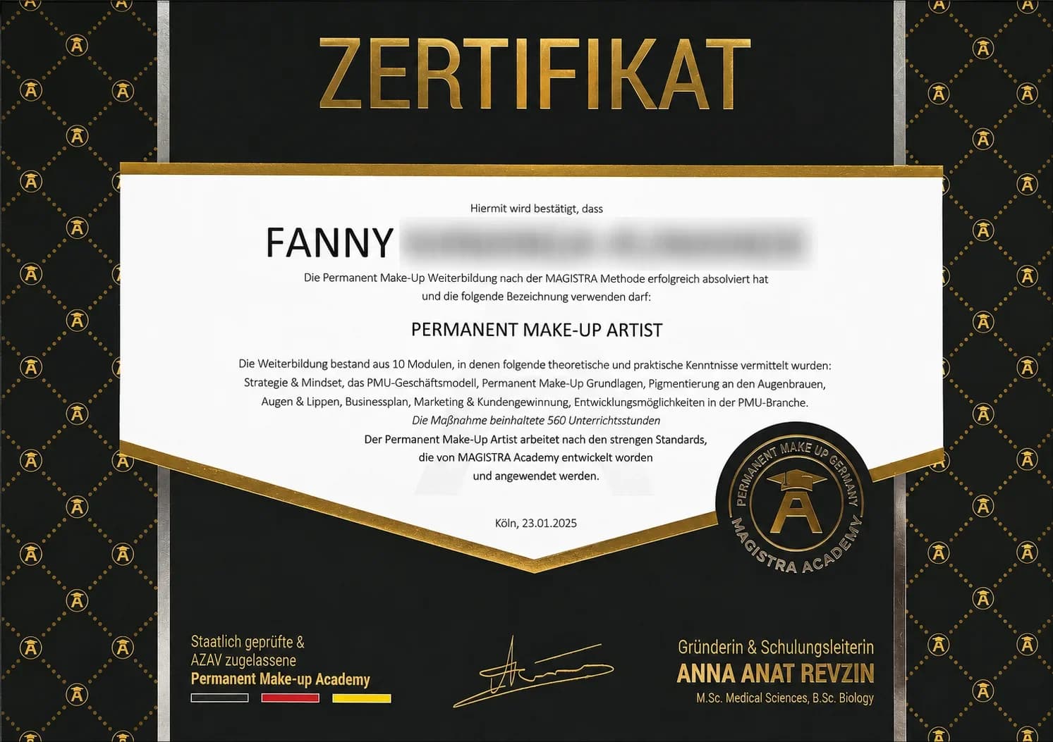 Zertifikat von Fanny als Permanent Make-up Artist, ausgestellt in Köln im Januar 2025 nach 560 Unterrichtsstunden in zehn Modulen