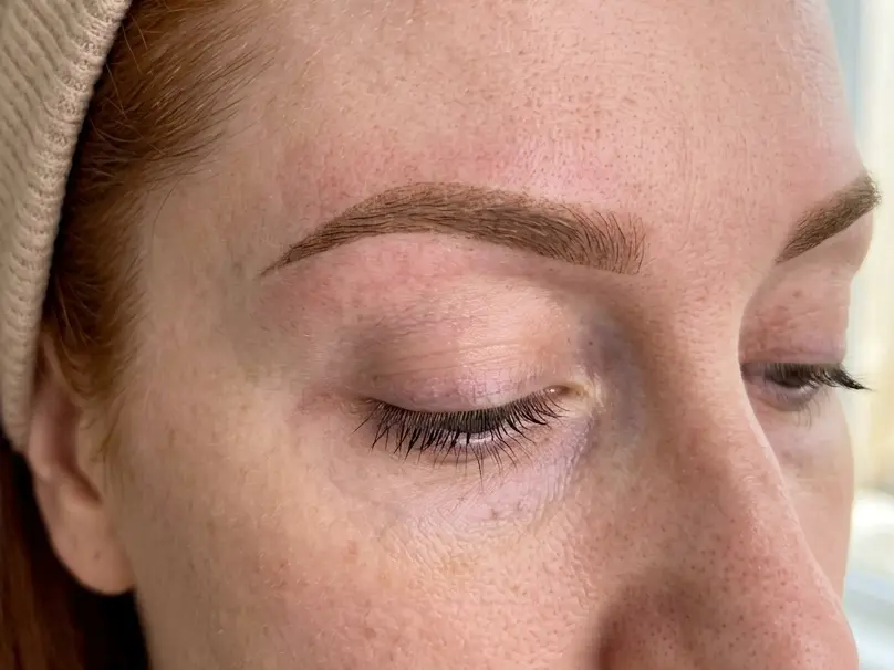 Frisch pigmentierte Powder Brows bei einer Kundin mit roten Haaren