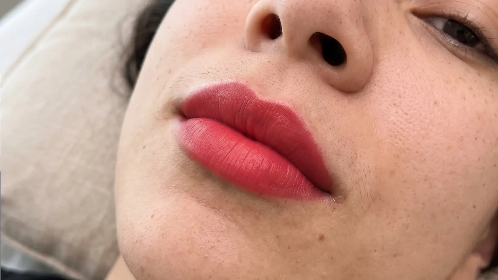 Aquarell Lips in kräftigem Rot, frisch pigmentiert