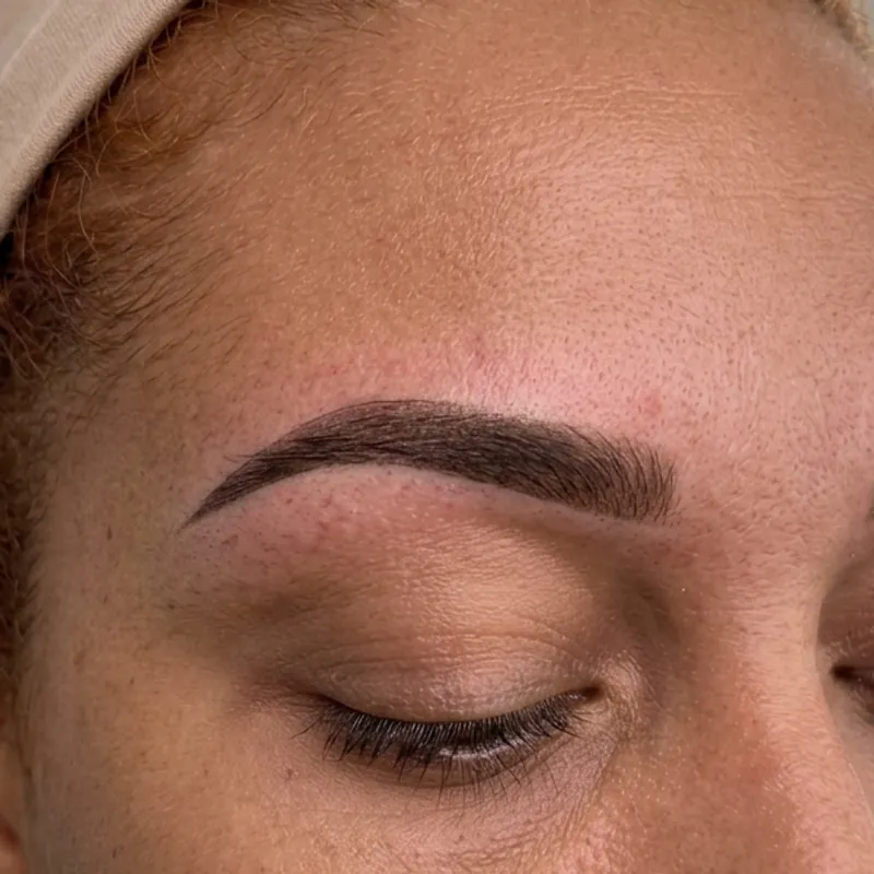 Abgeheilte Powder Brow in Nahaufnahme, weich schattiert mit klarer Kontur