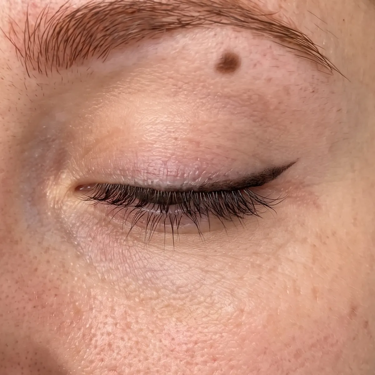 Abgeheilter permanenter Lidstrich: präzise Linie am oberen Wimpernrand mit einem kleinen auslaufenden Wing